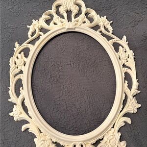 Elegant Ornate Oval Frame